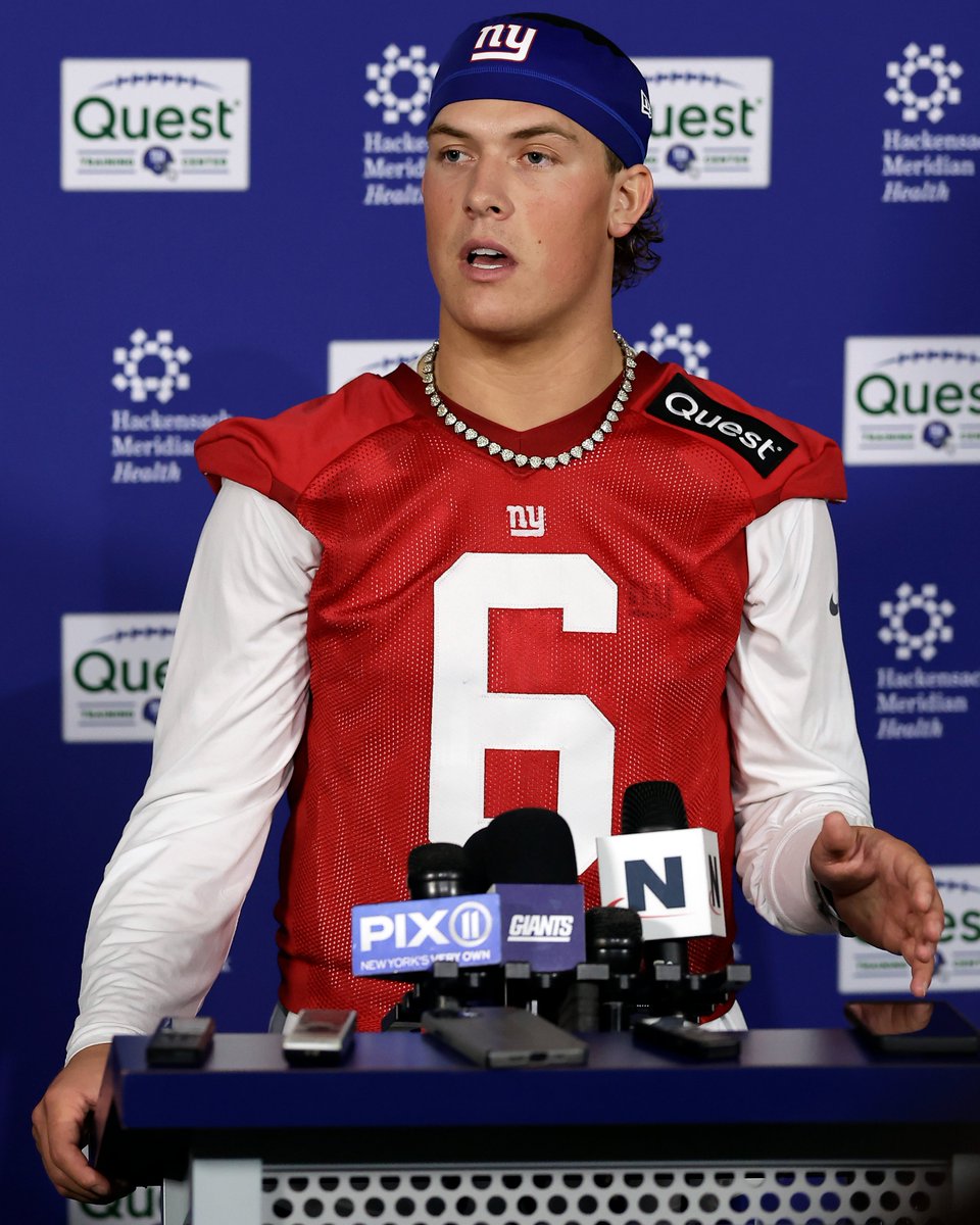 leaguefits's tweet image. new giants qb jaxson dart has been balling in a diamond heart necklace he stole from his sister's room before ole miss' bowl game (he threw for 404 yards and 4 td's). 💎