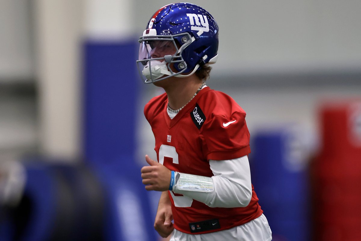 leaguefits's tweet image. new giants qb jaxson dart has been balling in a diamond heart necklace he stole from his sister's room before ole miss' bowl game (he threw for 404 yards and 4 td's). 💎