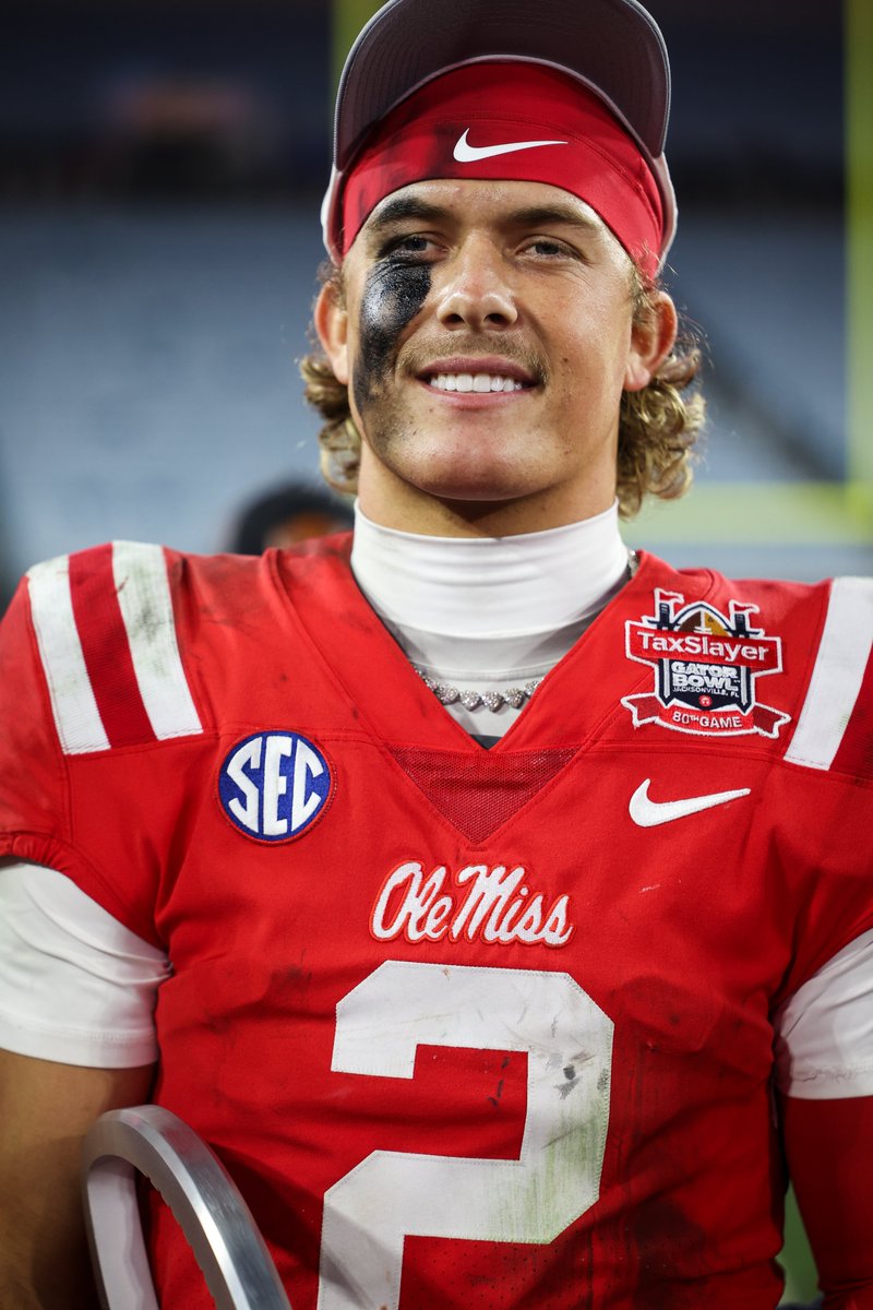 leaguefits's tweet image. new giants qb jaxson dart has been balling in a diamond heart necklace he stole from his sister's room before ole miss' bowl game (he threw for 404 yards and 4 td's). 💎