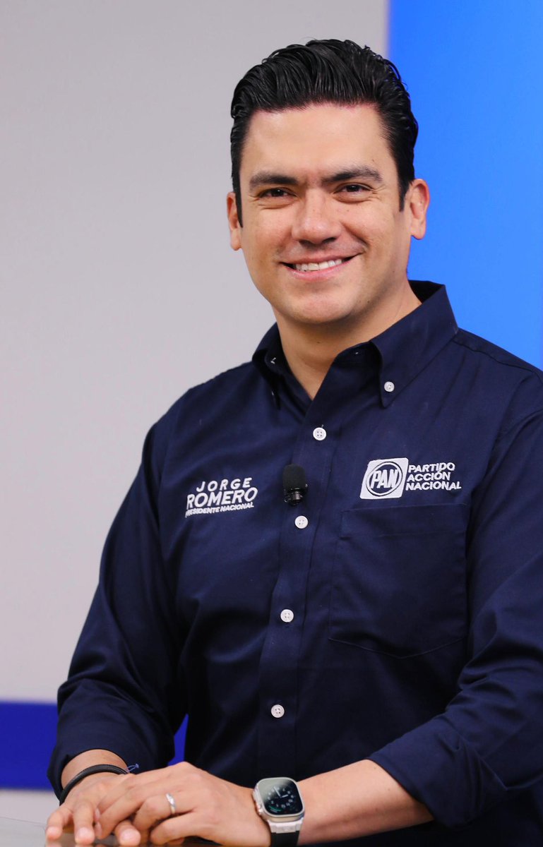 JorgeRoHe's tweet photo. Muy contento inicio el día en Durango, agradezco a @isauraretanat el espacio para dialogar y compartir las propuestas que @AccionNacional tiene para todos los municipios del estado en @canal10durango. https://t.co/99GiRlVNAW