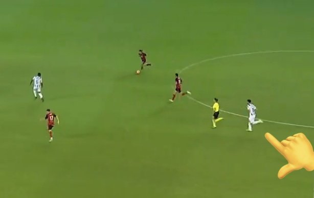 He flipado cuando he visto que el árbitro ha ido a defender mucho más rápido que el defensa del Córdoba. Y eso que no ha ido ni sprintando.