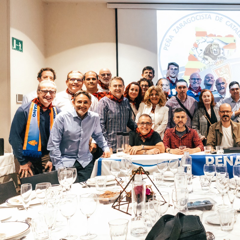 RealZaragoza's tweet photo. 🫂 La Peña Zaragocista de Cataluña Alfonso Solans Serrano celebró su 30º aniversario 

😊 El acto contó con la presencia de varias figuras blanquillas destacadas