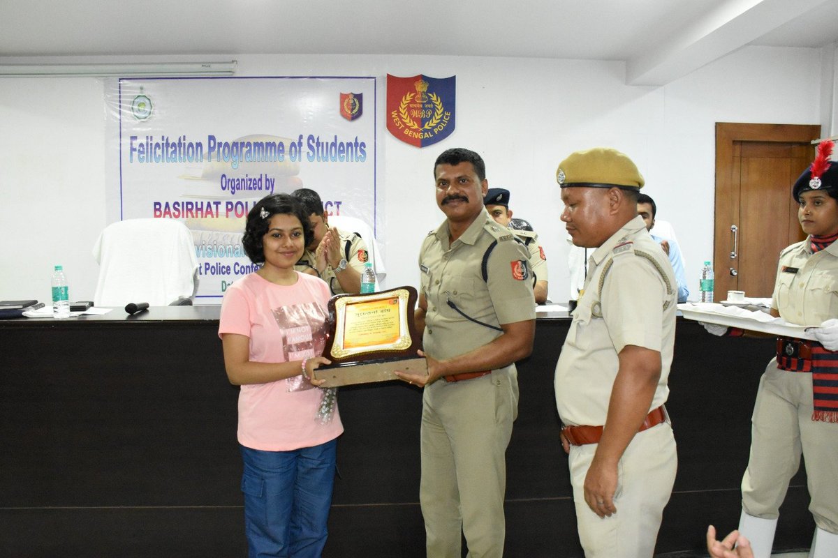 আজ 20.05.2025 তারিখ বসিরহাট জেলা পুলিশ এবং বসিরহাট মহকুমার পক্ষ থেকে আয়োজিত মাধ্যমিক, উচ্চ মাধ্যমিক, আলিম, ফাজিল ও হাই মাদ্রাসায় কৃতি পরীক্ষার্থীদের সংবর্ধনা অনুষ্ঠান আয়োজিত হয়। উক্ত অনুষ্ঠানে উপস্থিত থেকে কৃতী ছাত্রছাত্রীদের হাতে উপহার ও শংসাপত্র তুলে দেন বসিরহাটের মহকুমা