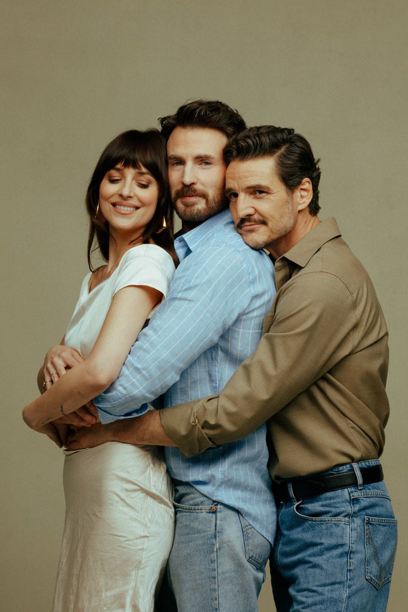 evanscontent's tweet photo. Chris Evans, Pedro Pascal, and Dakota Johnson giving 90s sitcom in new press photos for ‘MATERIALISTS’ 📸 https://t.co/THCiffeziI