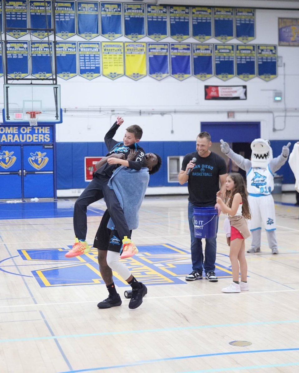 It was a blast celebrating Fan Appreciation Day this weekend!

Best fans in TBL!

#SanDiegoSharks #TBL