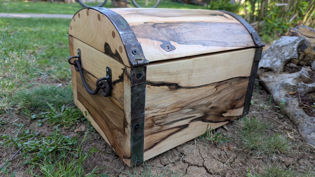 najmoćnija škrinja do sada i dalje dostupna. debeo stari orah, okovan u  gvoždje. staklast na dodir, savršeno uglačan, izranjavan. sa okovima koje je vreme načelo. neuništiva.masivna. bravica za zaključavanje.savršen za dragocenosti. 35x27x25
10.000din+ptt. slanje posle uplate⬇️