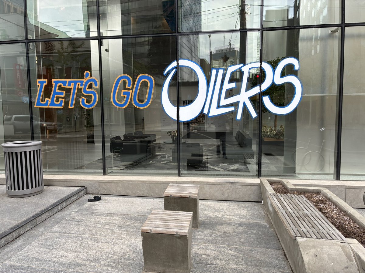 atushaik's tweet image. Edmonton is hockey crazy. There are oilers signs everywhere 👏