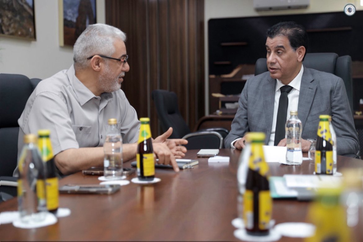 نائب رئيس مجلس الوزراء يؤكد على أهمية تعزيز دور البلديات في تقديم الخدمات للمواطنين

بنغازي 20 مايو 2025 .م

 التقى نائب رئيس مجلس الوزراء السيد علي القطراني اليوم الثلاثاء بمكتبه في ديوان مجلس الوزراء بمدينة بنغازي مع وزير الحكم المحلي السيد سامي الضاوي حيث ركز اللقاء على مناقشة