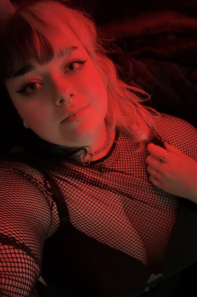 Red like roses 🥀🖤