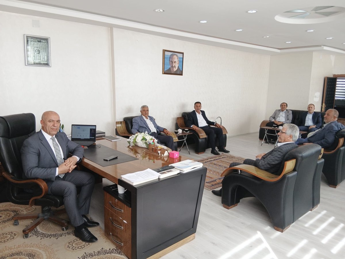 Erciş eşraflarından birbirinden kıymetli esnaflarımız odamızı ziyaret ettiler. Ziyaretlerinden ötürü kendilerine teşekkür ederim.