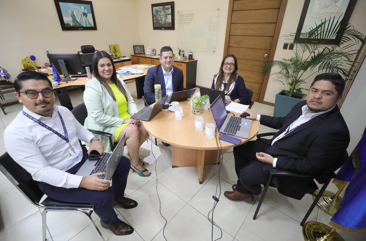 En sesión de trabajo, dimos seguimiento a las iniciativas de transformación digital y de implementación de proyectos estratégicos, impulsadas en el marco de la Estrategia Regional Digital #ERDI, las cuales están definidas en la Agenda Regional Digital del SICA 2024 – 2026.

El