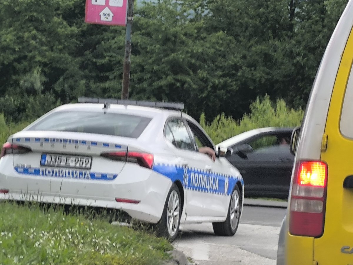 zengaN14's tweet photo. Upravo situacija na Dobrinji. MUP Rs-a glumi graničnu policiju i kontroliše saobraćaj u Kantonu Sarajevo.

Obavijestili smo MUP KS i čekamo njihov izlazak na teren. https://t.co/mbwveOIaUo