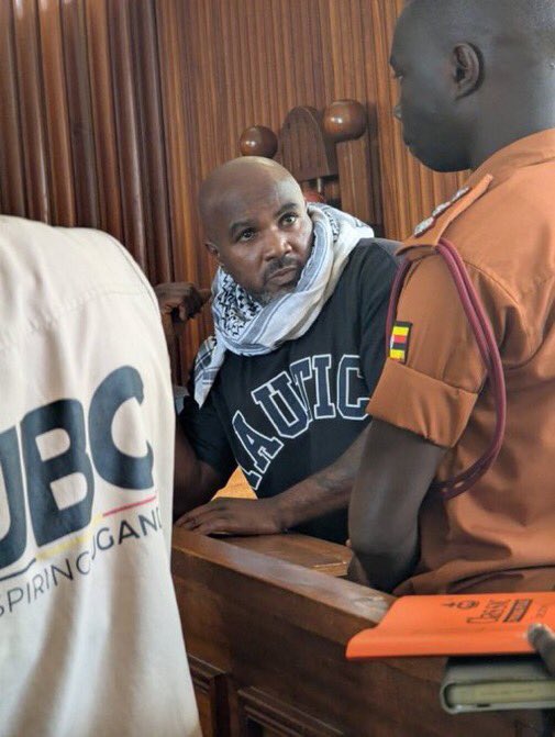 businge_akiiki's tweet photo. Omulamuzi wa Kkooti esookerwako e Masaka Abdallah Kayiza asindise Eddie Ssebuufu amanyiddwa nga Eddie Mutwe ku alimanda e Luzira ng’eno gyagenda okuva agende mu Kkooti enkulu egenda okutandika okuwulira emisango egimuvunaanibwa .
#cncupdates https://t.co/8Ij6TQCXb6