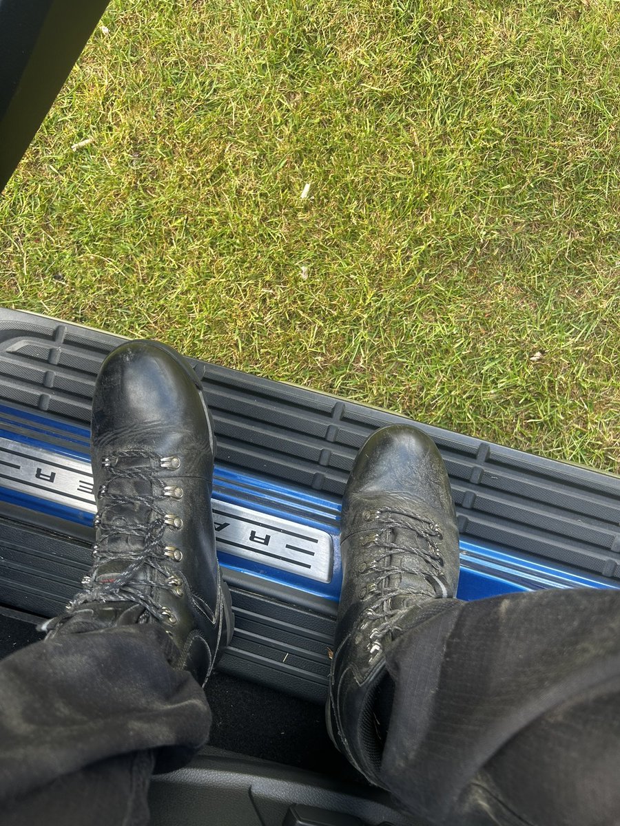 AlphaKris04's tweet photo. ACTIVE whilst at working sweating in my work boots 👀
DM ME 💸 

#feet #feetworship #alpha #master #findom #findomslave #bulge
 
@justthispiggy 
@malefeetretweet 
@Toeypromo
@FeetFinder @promo_4_brits
@MASTERS_PROMOS https://t.co/9WOxt4szex