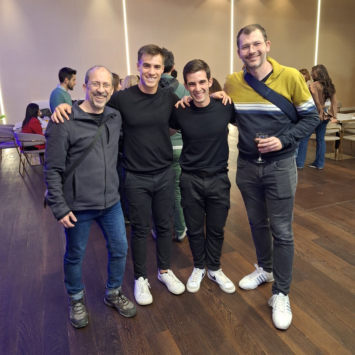 jbalbascastro's tweet photo. El 10-05-2025 viví una experiencia INOLVIDABLE en el show 🎤 "Lo que ellos saben y tú no", con Sergio Begueria y Juan Domínguez
Claves 🔑
1️⃣ Disfruta el proceso
2️⃣ En quién te conviertes
3️⃣ Mira a largo plazo
4️⃣ Aporta valor &amp; trabaja el preperfilado
📸👉 https://t.co/uDMP5kwOSW https://t.co/XtUQ3Tm1Qs
