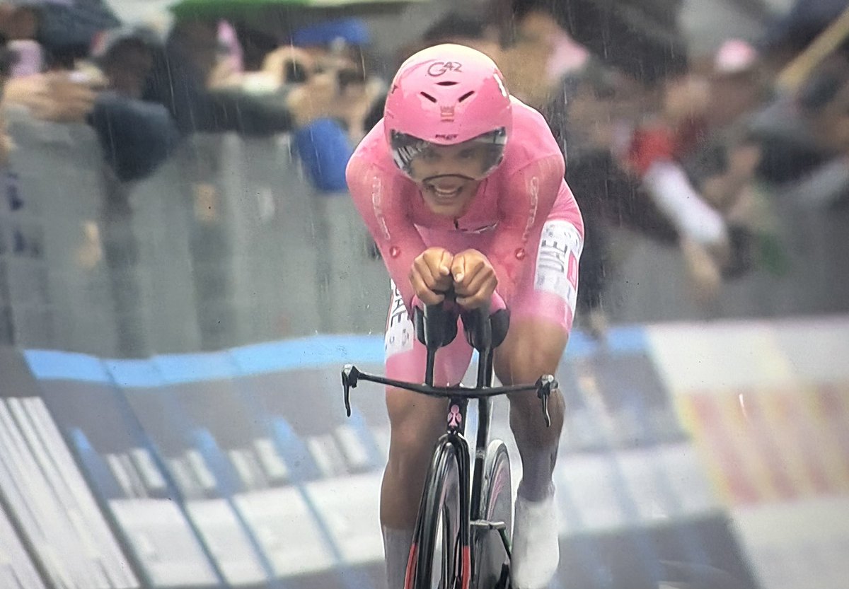 YESSS !!! 😍😍😍🇲🇽🇲🇽🇲🇽
Isaac del Toro keeps the Maglia Rosa for another day 💓🎀👚

#GCTORO 🐂🐂