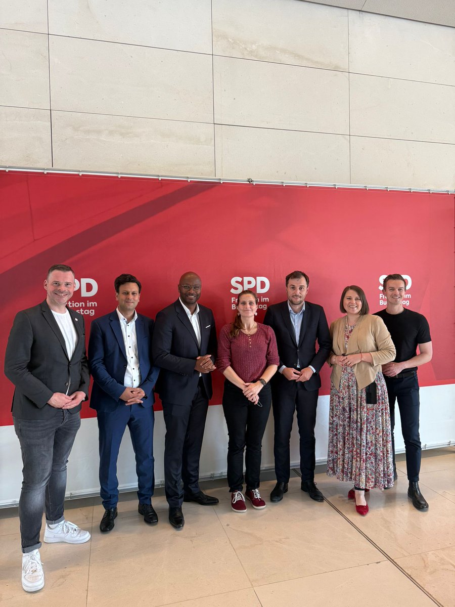 Heute hat sich die Arbeitsgruppe Digitales und Staatsmodernisierung <a href="/spdbt_netz/">Digitalpolitik<a href="/spdbt/">SPD-Fraktion im Bundestag</a></a> 
konstituiert und <a href="/SchaetzlJo/">Johannes Schätzl</a>  zum digitalpolitischen Sprecher der @spdbt gewählt. Herzlichen Glückwunsch und auf eine gute Zusammenarbeit!