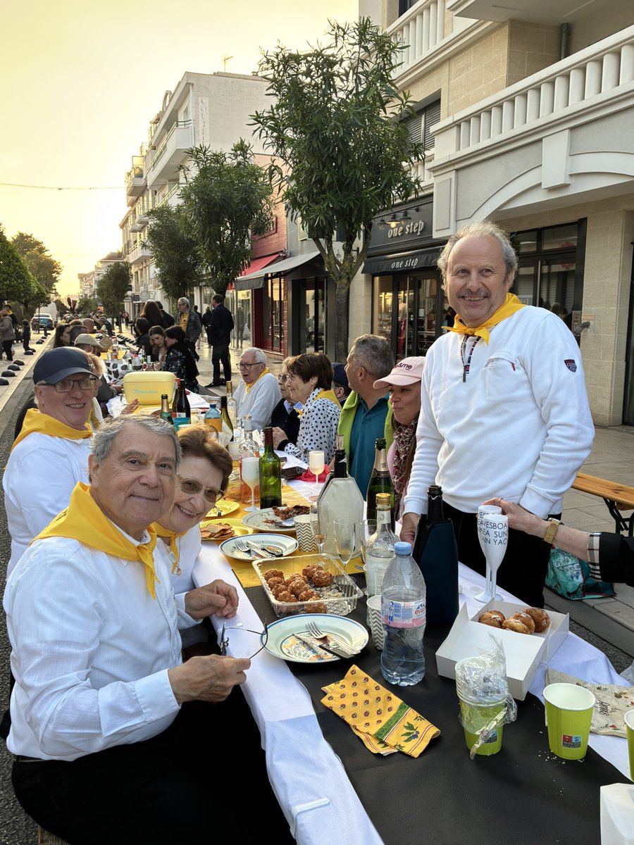 [Pique-Niques des quartiers] 

Merci à tous les Arcachonnais venus partager vendredi dernier ces beaux moments de convivialité, d’échange et de bonne humeur !
Un grand bravo également aux artistes qui ont animé chaque site avec talent et énergie !

#arcachon #animations