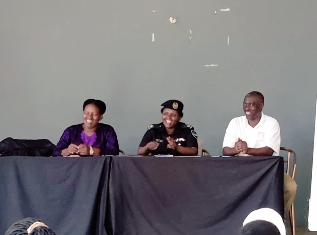 Mu rwego rwo kubaka umuryango uhamye kandi utekanye, ari kumwe n'inzego z'umutekano, ku bufatanye na Rabagirana Ministries, Umuyobozi w'umurenge wa Masaka NDUWAYEZU Alfred yatangije amahugurwa ku miryango yagaragayemo amakimbirane.

1/2