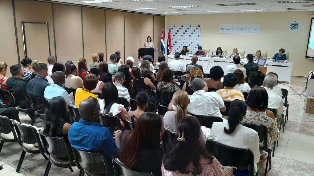 Inicia Asamblea de Balance  de Bufetes Colectivos Santiago de Cuba, presidida por la Miembro del Buró del Comité Provincial del #PCC Niurka Bell Calzado,  Lilia María Hernández Doejo, presidenta de la #ONBC  Lidia Montes de Oca e Ileana Sandoval Roldán miembros de la JDN.