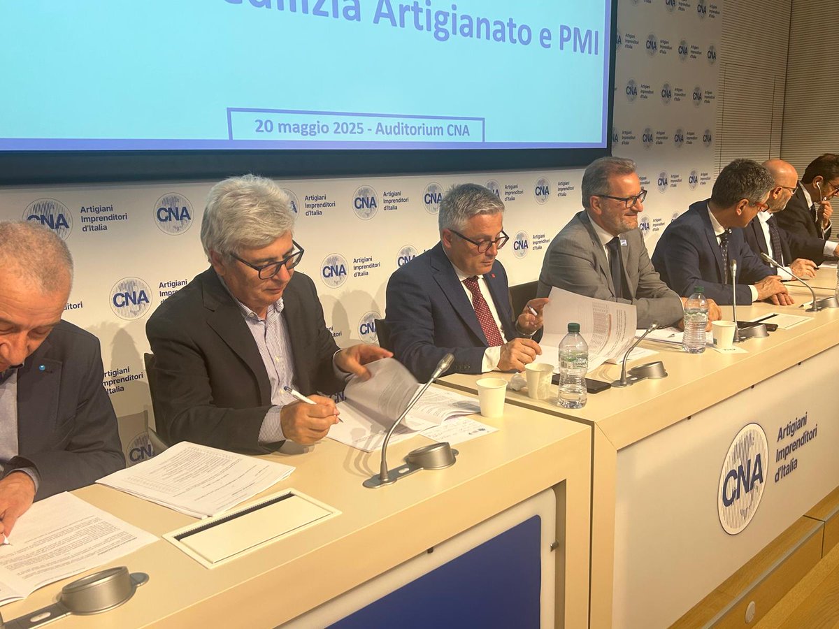 FilcaCisl's tweet photo. Firmato il rinnovo del #contratto #edilizia #artigianato: 178 euro di aumento, +18% sui minimi. Interessa 400mila addetti in 50mila imprese. 

https://t.co/N7Lilxy0U8 https://t.co/PTb7hDqH32