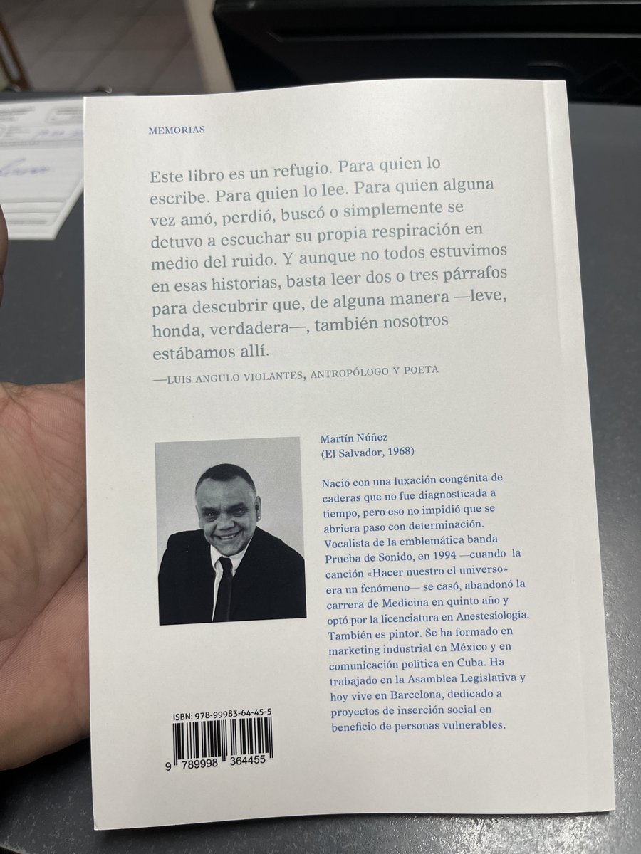 indoleditores's tweet photo. 🔴 ¿Cómo olvidar «Hacer nuestro el universo», la mítica canción de Prueba de Sonido? ¿Y cómo olvidar a Martín Núñez, uno de los vocalistas de la banda?

Es un honor publicar «Hecho de recuerdos», el libro de Martín.

#NovedadesÍndole #MartínNúñez #HacerNuestroElUniverso https://t.co/lf6S5hpAEK