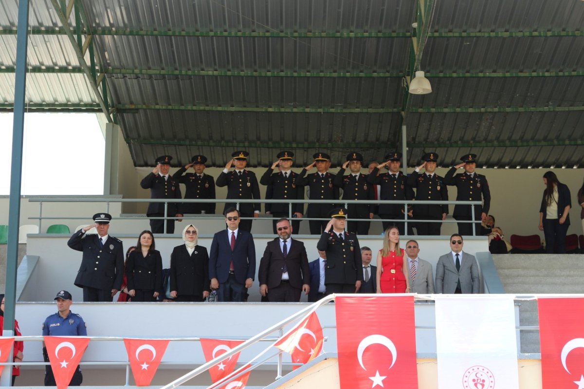 Çankırı Gençlik ve Spor İl Müdürlüğü (@gsb_cankiri) on Twitter photo 📍Şabanözü
🇹🇷19 Mayıs Atatürk'ü Anma, Gençlik ve Spor Bayramı, gençlerimizin sportif ve görsel etkinliklerle dolu heyecanlı anları ve cesur komondoların özel gösterileriyle coşkuyla kutlandı.
🇹🇷Törene halkın yoğun ilgisi ise görülmeye değerdi.
#TürkiyeninGücüGençliği
<a href="/OA_BAK/">Dr. Osman Aşkın Bak</a> 📍Şabanözü
🇹🇷19 Mayıs Atatürk'ü Anma, Gençlik ve Spor Bayramı, gençlerimizin sportif ve görsel etkinliklerle dolu heyecanlı anları ve cesur komondoların özel gösterileriyle coşkuyla kutlandı.
🇹🇷Törene halkın yoğun ilgisi ise görülmeye değerdi.
#TürkiyeninGücüGençliği
<a href="/OA_BAK/">Dr. Osman Aşkın Bak</a>