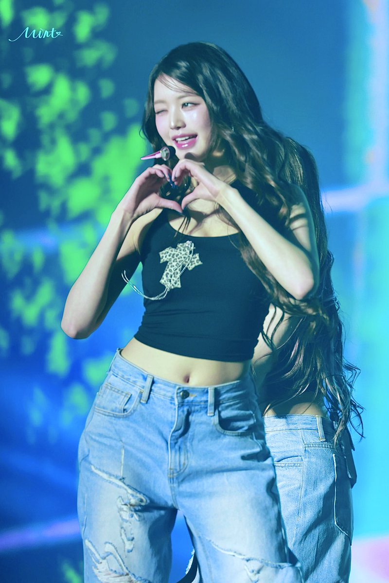 250405 

하트♡~

#아이브 #IVE #장원영 #JANGWONYOUNG #원영 #WONYOUNG #ウォニョン