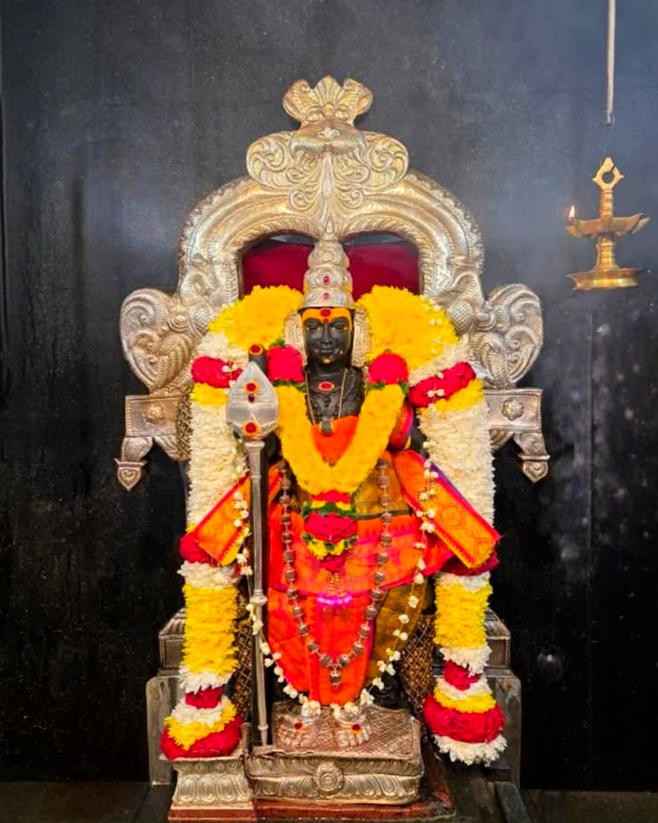 ChendurMuruga's tweet photo. நிற்பதும் நடப்பதும் நின்
செயலாலே
நினைப்பதும் நிகழ்வதும் நின் செயலாலே
கற்பதெல்லாம் உந்தன் கனிமொழியாலே
காண்பதெல்லாம் உந்தன் கண்விழியாலே
கற்பனை என்றாலும்
கற்சிலை என்றாலும்
கந்தனே உனைமறவேன்

#முருகாசரணம் 🐓🦚
#MurugaSaranam
#मुरुगा_चरणों
#murugansongs
#tiruchendur #murugar 
#festival https://t.co/daZRL3PWlO