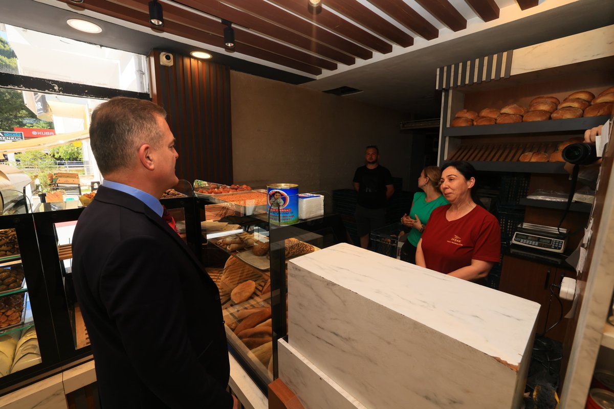 tcmuglavaliligi's tweet photo. Valimiz Sayın Dr. İdris Akbıyık Köyceğiz Kaymakamı Mustafa Maslak, İlçe Jandarma Komutanı Teğmen Emre Dadaş ve İlçe Emniyet Müdürü Hüseyin Başkan ile birlikte esnafları ziyaret ederek hasbihal etti.

Esnafın talep, istek ve önerilerini dinleyen Valimiz Sayın Dr. İdris Akbıyık el emeği ve alın teri ile hizmet eden esnafa kapısının her daim açık olduğunu belirterek hayırlı işler ve bereketli bol kazanç dileğinde bulundu.

@idrisakbiyik
@MMaslak
@koycegiz48