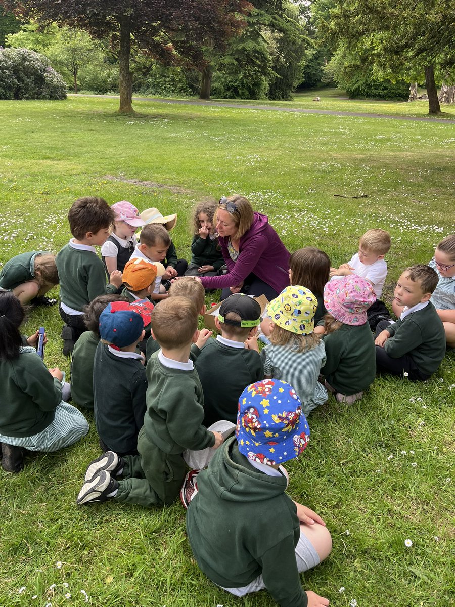 Reception enjoyed their morning visit to Bedwellty house and park, we enjoyed taking pictures of the flowers. While we were there we say Becky who showed us different types of bees and wasps nests for #WorldBeeDay 🐝 #WillowtownWayR #engagingexperiences #WPSHumanities