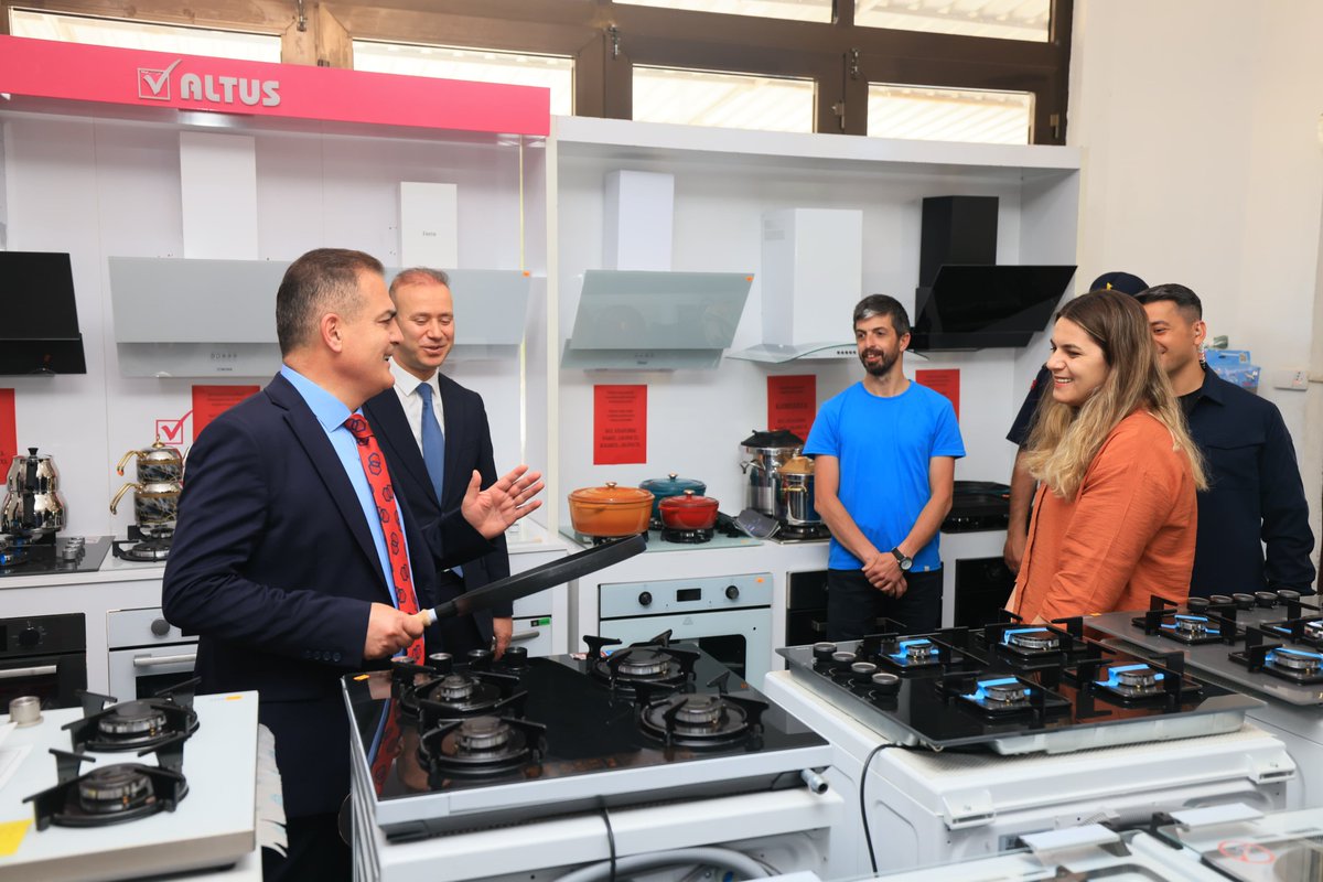 Valimiz Sayın Dr. İdris Akbıyık Köyceğiz Kaymakamı Mustafa Maslak, İlçe Jandarma Komutanı Teğmen Emre Dadaş ve İlçe Emniyet Müdürü Hüseyin Başkan ile birlikte esnafları ziyaret ederek hasbihal etti.

Esnafın talep, istek ve önerilerini dinleyen Valimiz Sayın Dr. İdris Akbıyık el