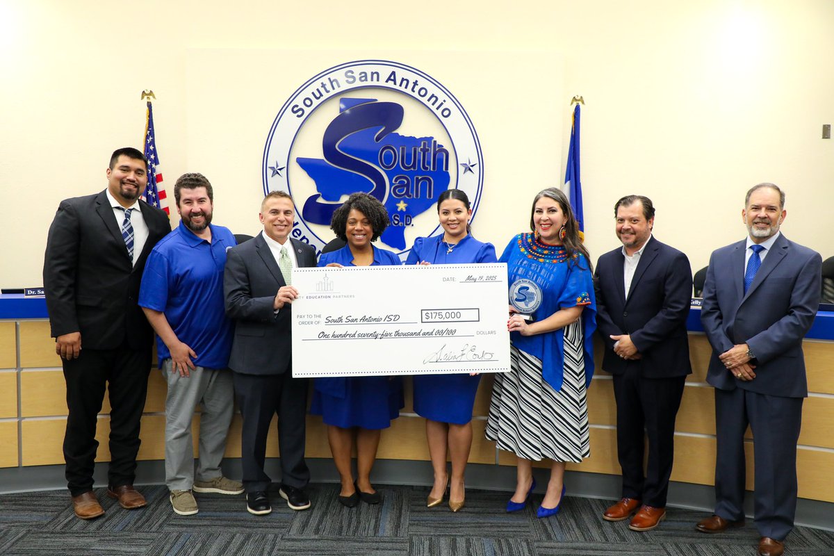 ssaisd's tweet photo. SSAISD is proud to recognize our students and staff!

🎓 $175K grant awarded through our partnership with City Education Partners!  🖌️ IDRA Reflection Contest winners celebrated!  🎨 18 VASE Gold Medalists, 1 State qualifier!  🍎 2024-2025 Teachers of the Year honored! https://t.co/FouLRvh9Iq