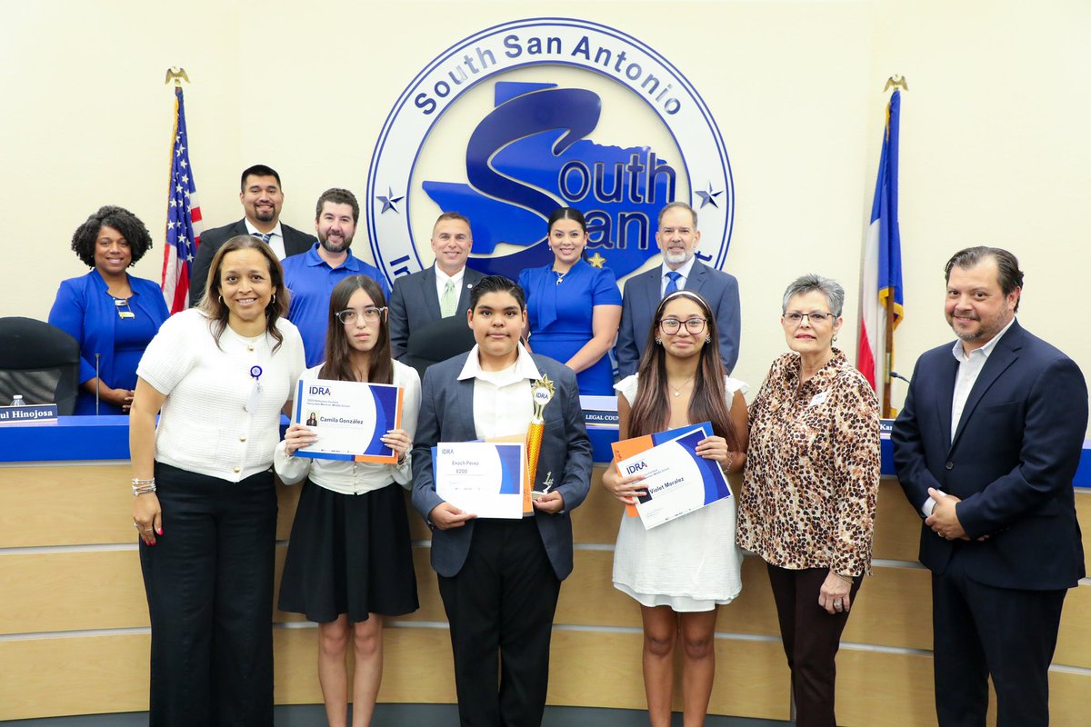 ssaisd's tweet photo. SSAISD is proud to recognize our students and staff!

🎓 $175K grant awarded through our partnership with City Education Partners!  🖌️ IDRA Reflection Contest winners celebrated!  🎨 18 VASE Gold Medalists, 1 State qualifier!  🍎 2024-2025 Teachers of the Year honored! https://t.co/FouLRvh9Iq