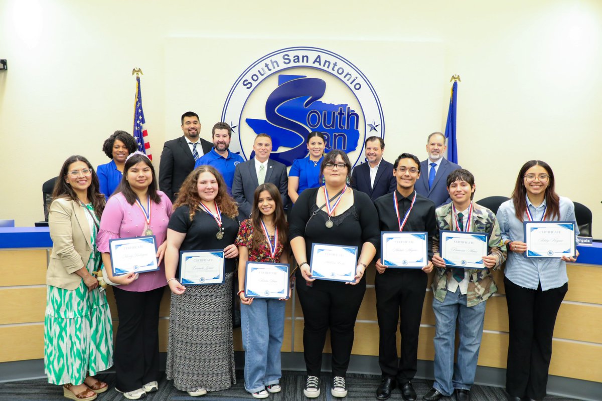 ssaisd's tweet photo. SSAISD is proud to recognize our students and staff!

🎓 $175K grant awarded through our partnership with City Education Partners!  🖌️ IDRA Reflection Contest winners celebrated!  🎨 18 VASE Gold Medalists, 1 State qualifier!  🍎 2024-2025 Teachers of the Year honored! https://t.co/FouLRvh9Iq