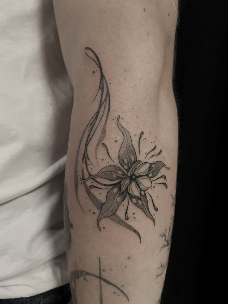 noeepointp's tweet photo. Trop contente d’avoir pu tatouer ce flash 🤍 https://t.co/IbScKN67Ek