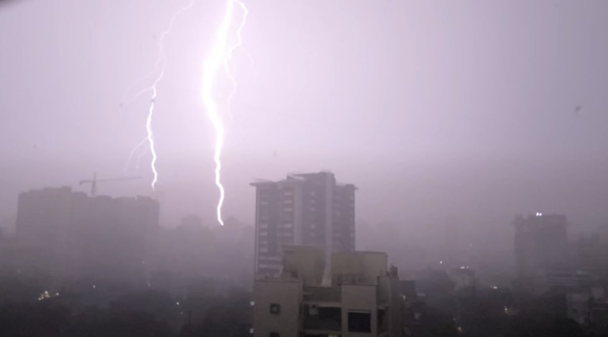 stillnospeech's tweet photo. @s_r_khandelwal #MumbaiRains Got two :) https://t.co/SzwEdhsRtP