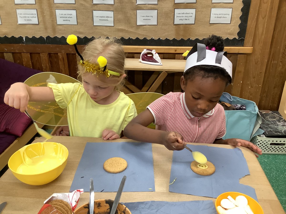 MarfleetPrimary's tweet photo. EYFS have been learning about minibeasts this half term and have enjoyed a lovely 'bee party' today for World Bee Day! We dressed up in yellow and black, tried honey sandwiches and did lots of bee themed activities around the classroom! https://t.co/vY1fRXVh7x