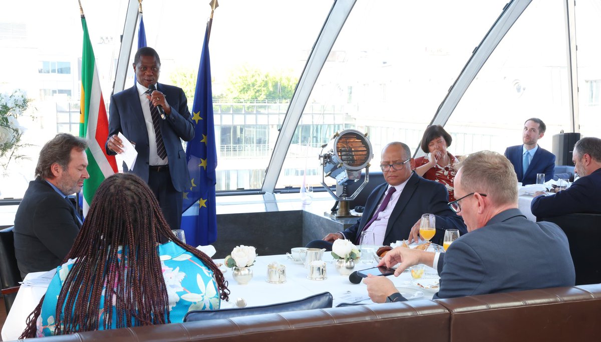 Minister <a href="/PatriciaDeLille/">Patricia de Lille</a>  joined DP Mashatile in engaging with SA &amp; French Businesses at a Roundtable Dialogue in Paris hosted by MEDEF Int. It is France’s largest business federation &amp; is central in promoting French economic diplomacy and facilitating international investment.