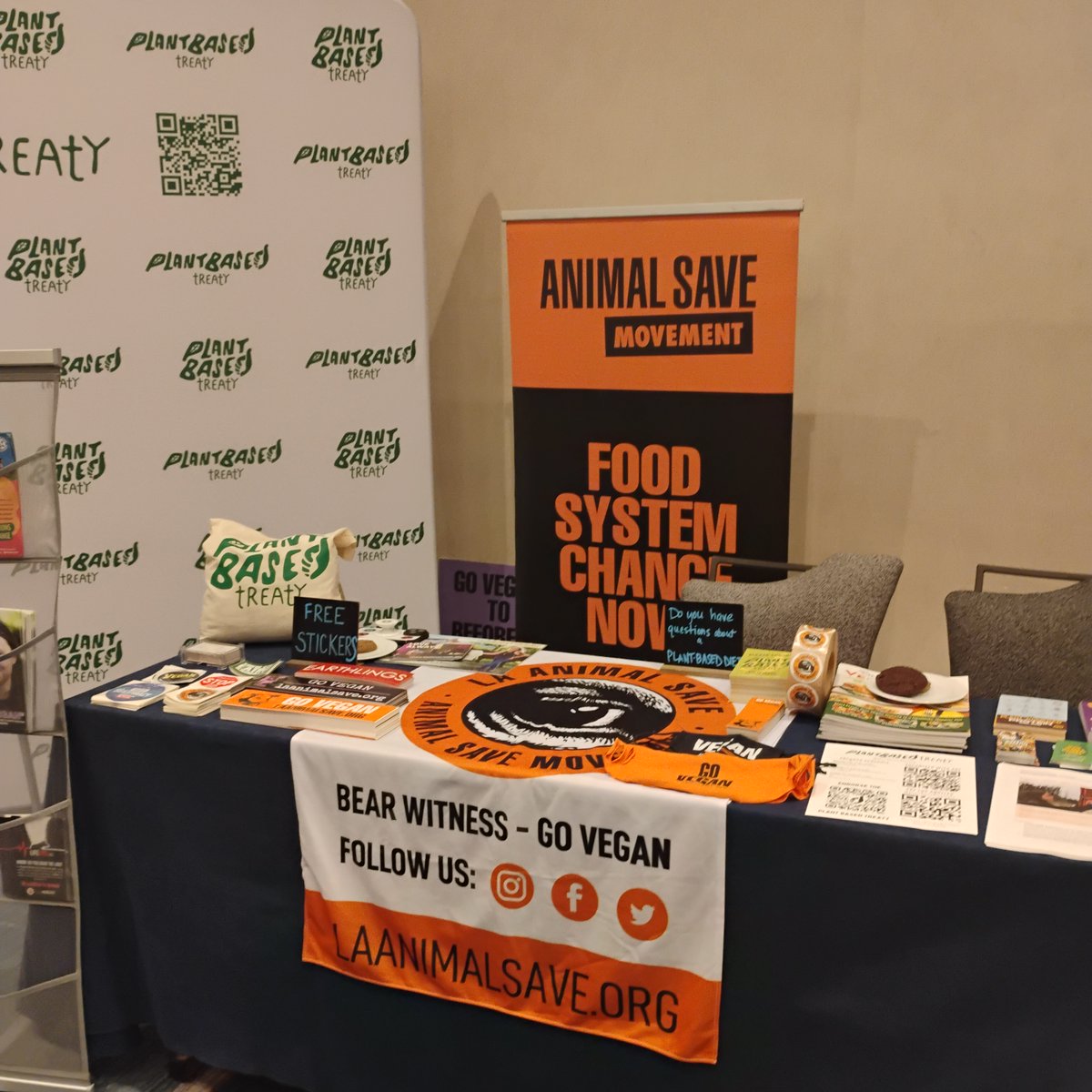 llegofarm's tweet photo. #AvaSummit 2025 junto a Casa Vegana♥️
Algunas de las organizaciones veganas que estuvieron presentes. Cada una con un estilo diferente, pero una misma visión. Liberación Animal. https://t.co/1v6eoRAa2O