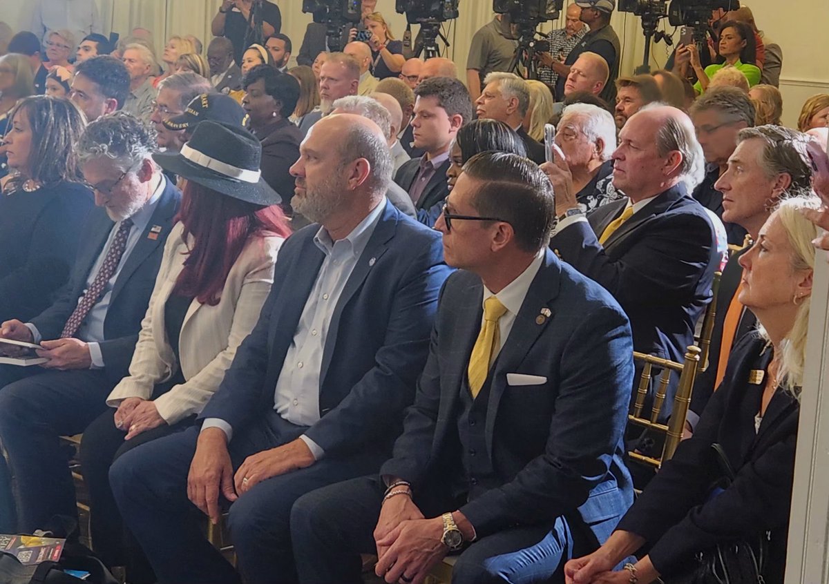 SodFatherFL's tweet image. Freedom weighs more than paper.
Thanks to the leadership of @GovRonDeSantis and the bold vision of @SenatorAMR and Rep. @DougforFL HB 999 is now law, officially recognizing gold and silver as legal tender in the Free State of Florida.
While D.C. prints money, Florida’s…