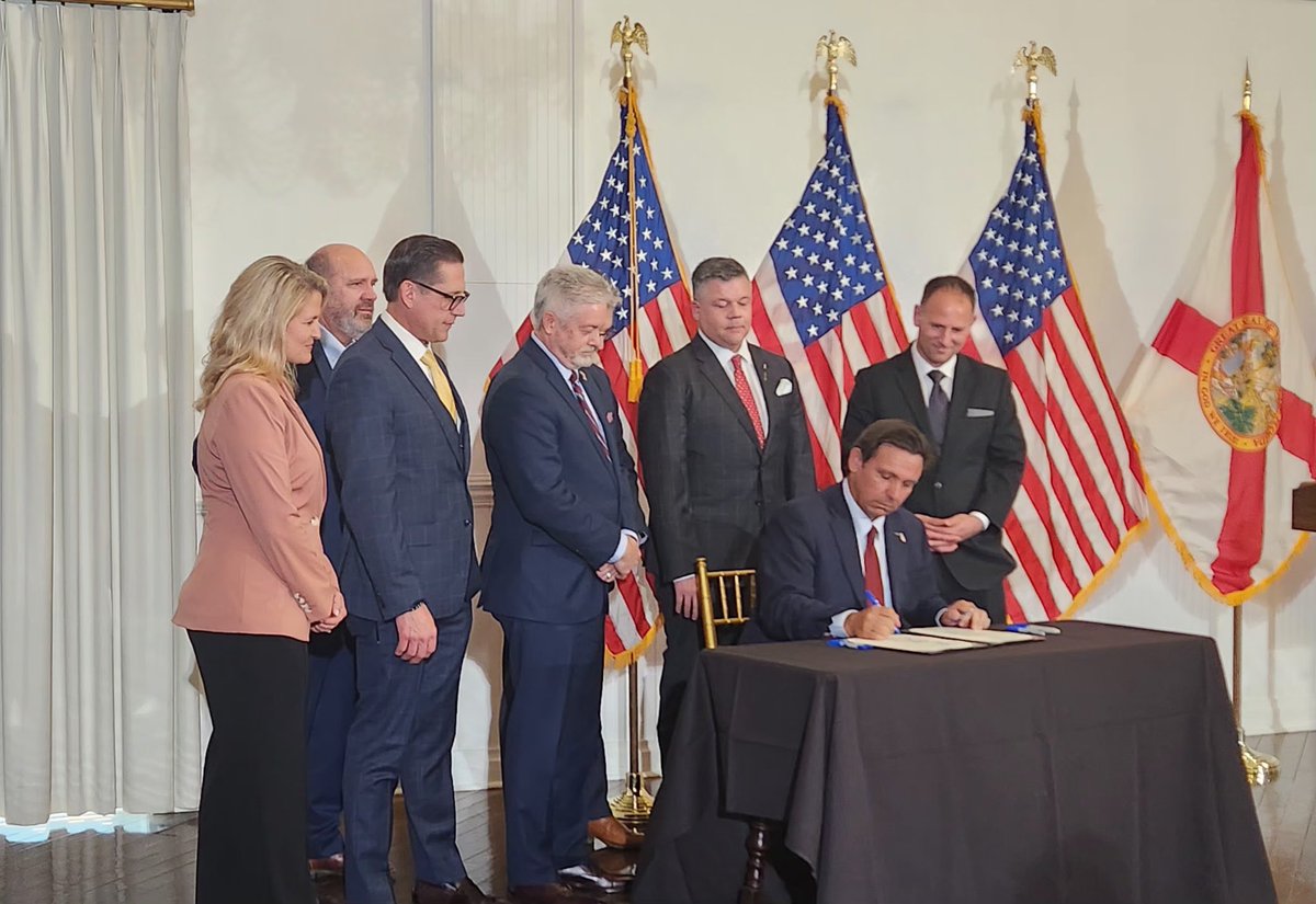 SodFatherFL's tweet image. Freedom weighs more than paper.
Thanks to the leadership of @GovRonDeSantis and the bold vision of @SenatorAMR and Rep. @DougforFL HB 999 is now law, officially recognizing gold and silver as legal tender in the Free State of Florida.
While D.C. prints money, Florida’s…