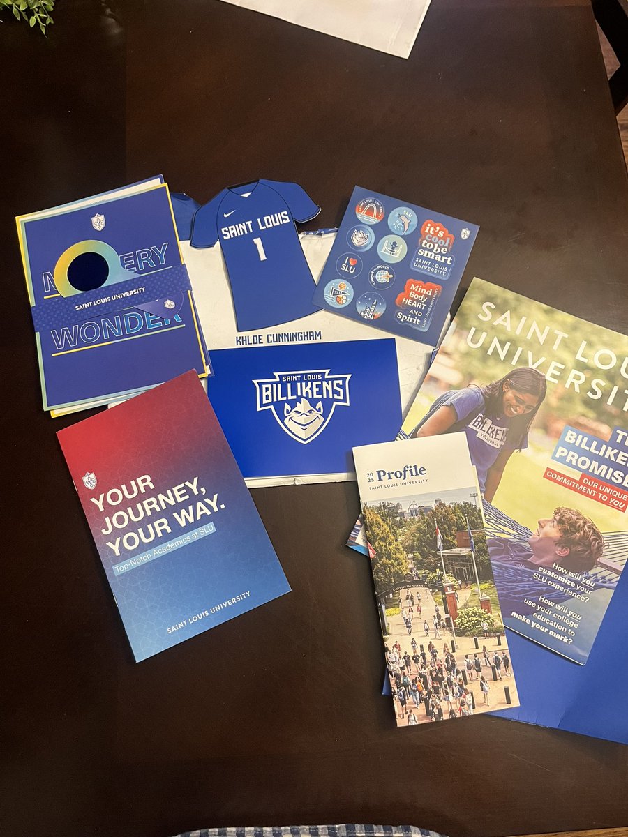 khloec26's tweet image. Thank you so much @SLUWSoccer &amp;amp; @GatorsSoccer for the mail!! It’s been an exciting process so far, I can’t wait to officially start it this June!! @adamgodwin @austinosoccer @sambbohon