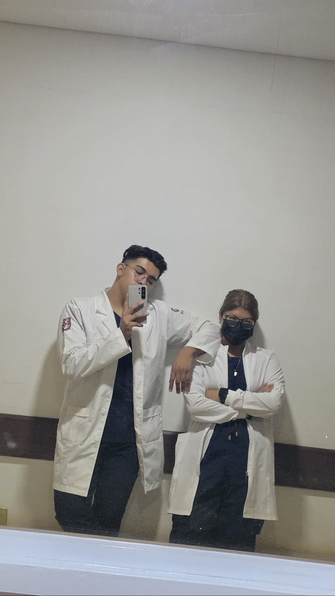 Ddan_18's tweet photo. 2 estudiantes de med y 2 internas a cargo de urgencias 😗✌🏻 https://t.co/Xb7inLYkm3