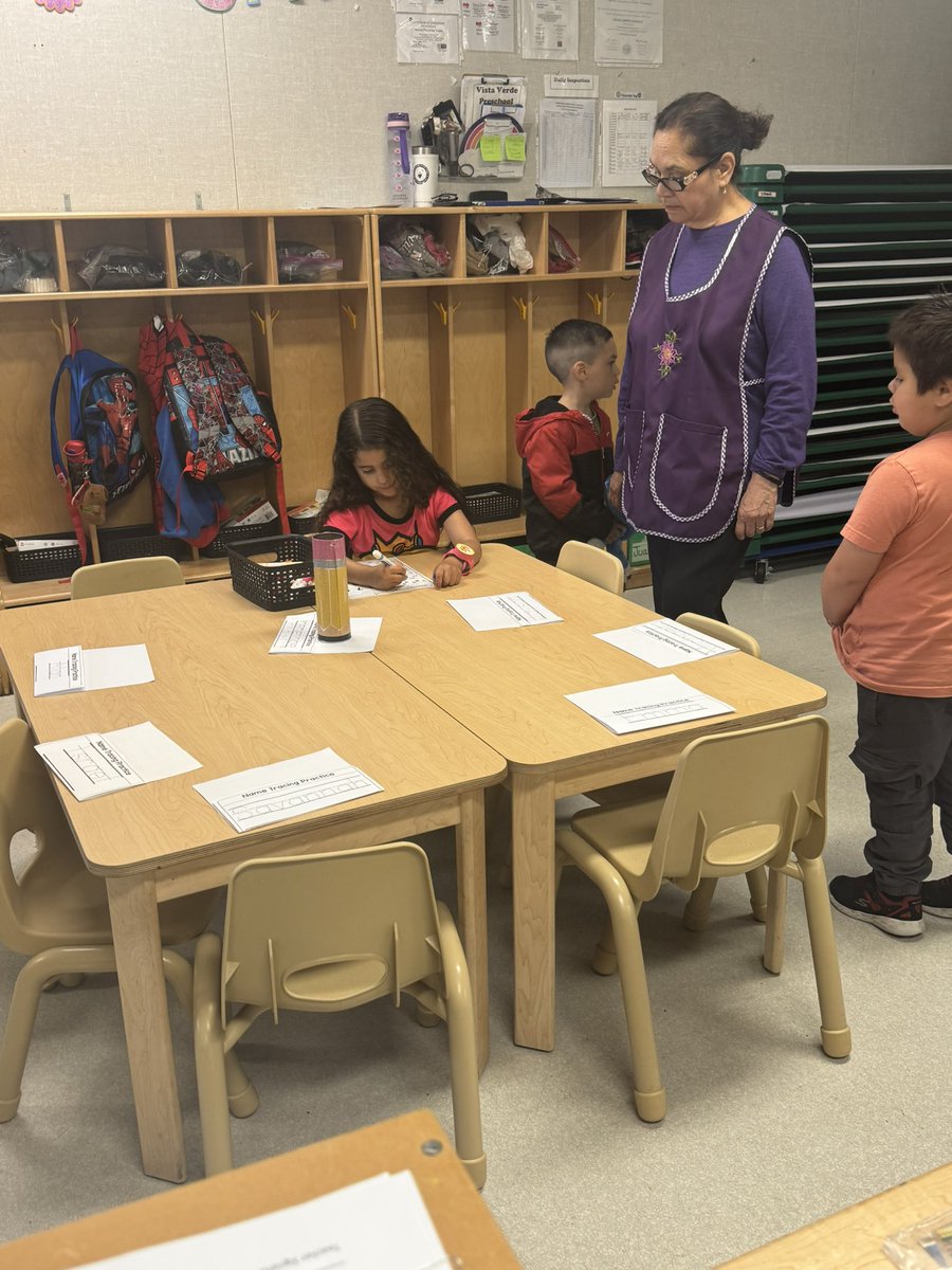 It’s greeting time!
We’re so happy to see our preschoolers and families arriving this morning. Let’s start the day with smiles, hugs, and happy hellos!