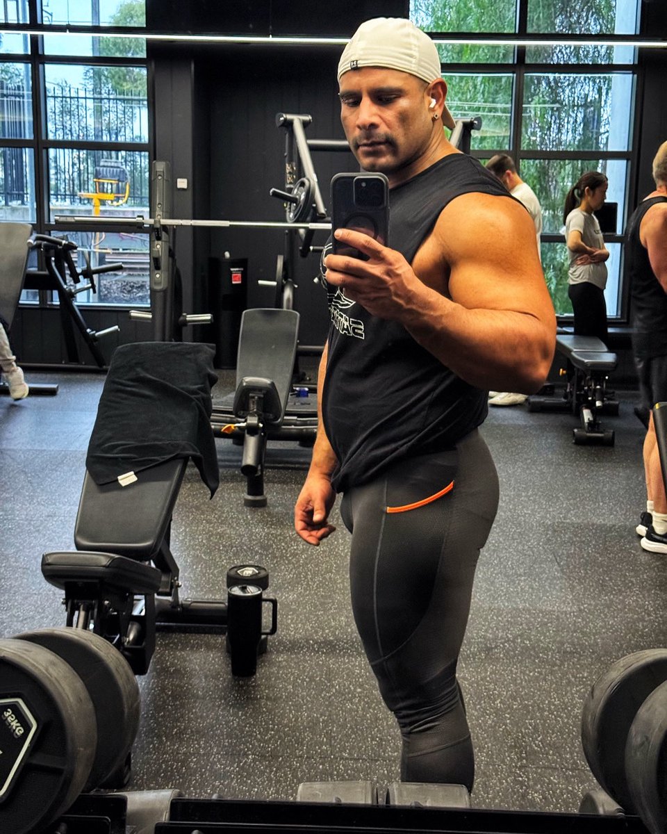 Thickest 
mother fucker in the room 💪🏼