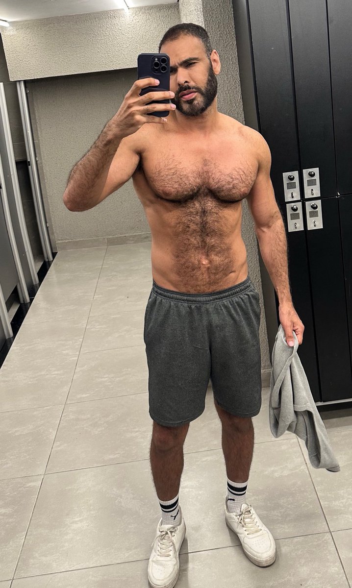 Que um dia minha conta bancária seja tão volumosa quanto as minhas tetas, amém!