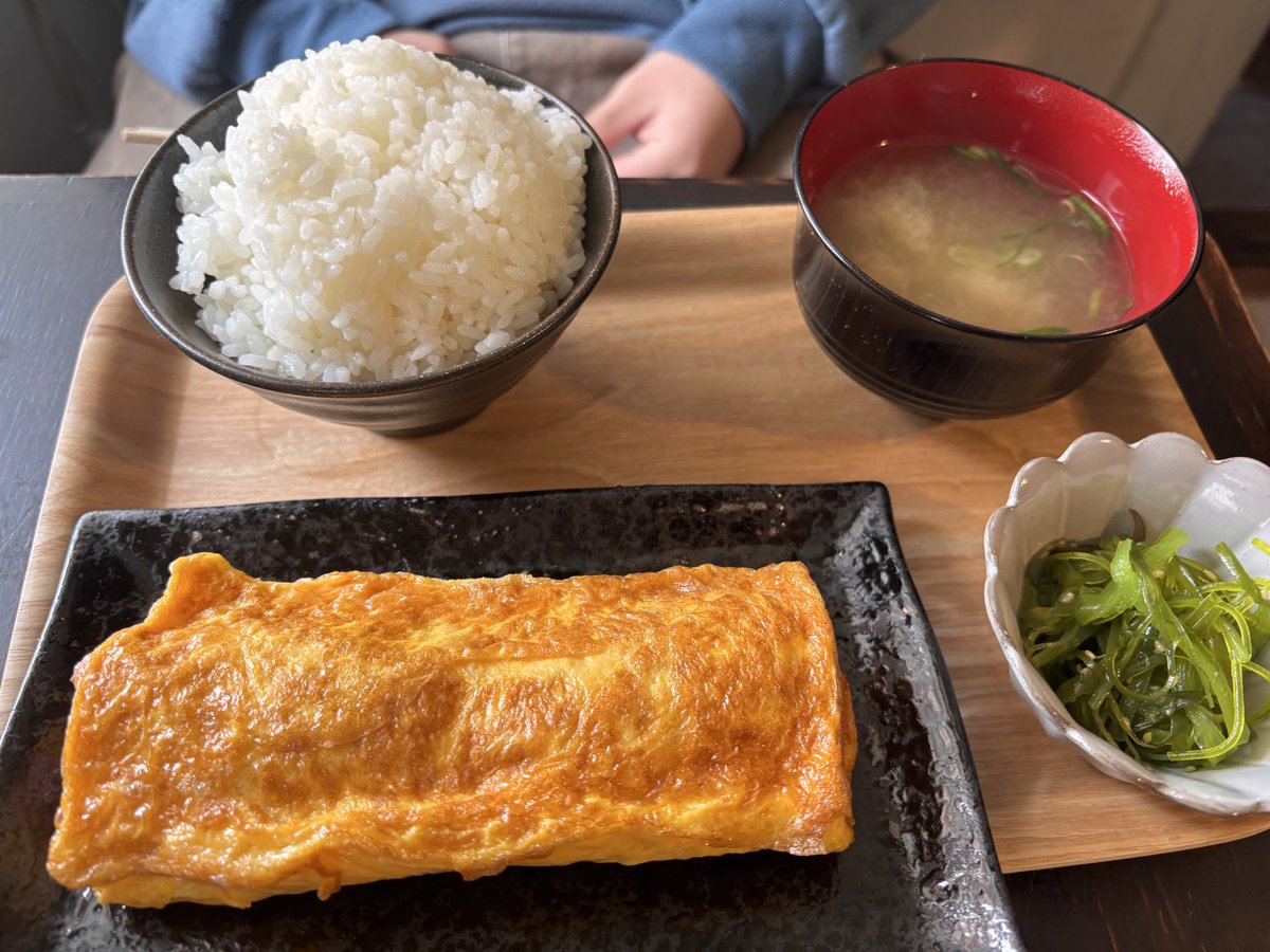 k1004k_kaori's tweet photo. 昨日、通院付き添いで年休だったので  #三代目わやわや ちゃんのランチ行ってきた〰️✨️
海鮮丼、お椀から溢れ出るマグロさん反則級🥰
ウニも美味しすぎた💕
連れはだし巻き辛子明太子定食✌️
ご馳走様でした🙏
美味しすぎました😸🈵 https://t.co/oGEsOu0wVf