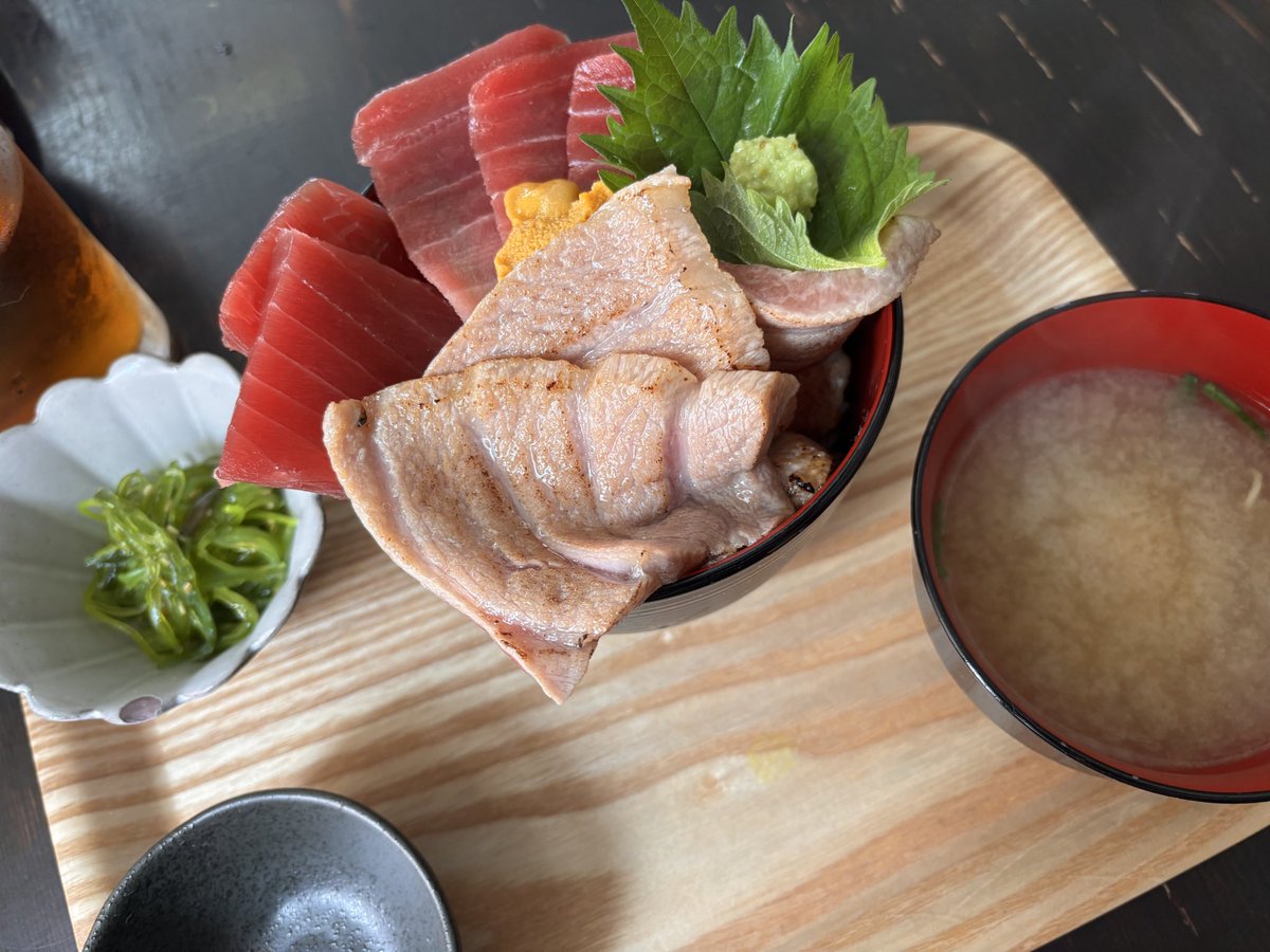 k1004k_kaori's tweet photo. 昨日、通院付き添いで年休だったので  #三代目わやわや ちゃんのランチ行ってきた〰️✨️
海鮮丼、お椀から溢れ出るマグロさん反則級🥰
ウニも美味しすぎた💕
連れはだし巻き辛子明太子定食✌️
ご馳走様でした🙏
美味しすぎました😸🈵 https://t.co/oGEsOu0wVf