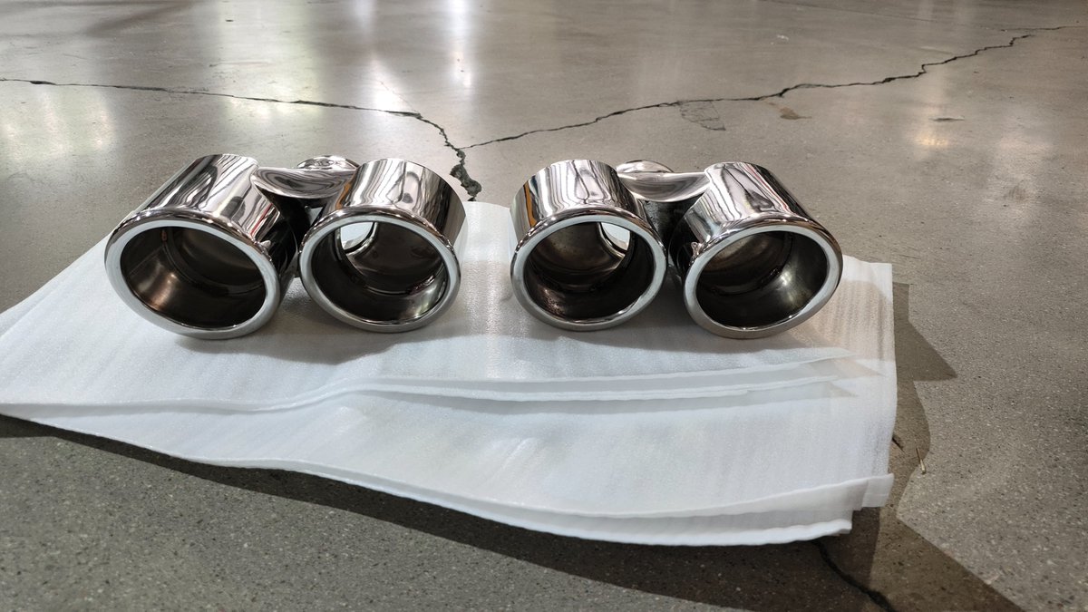 Dual outlets tail pipes